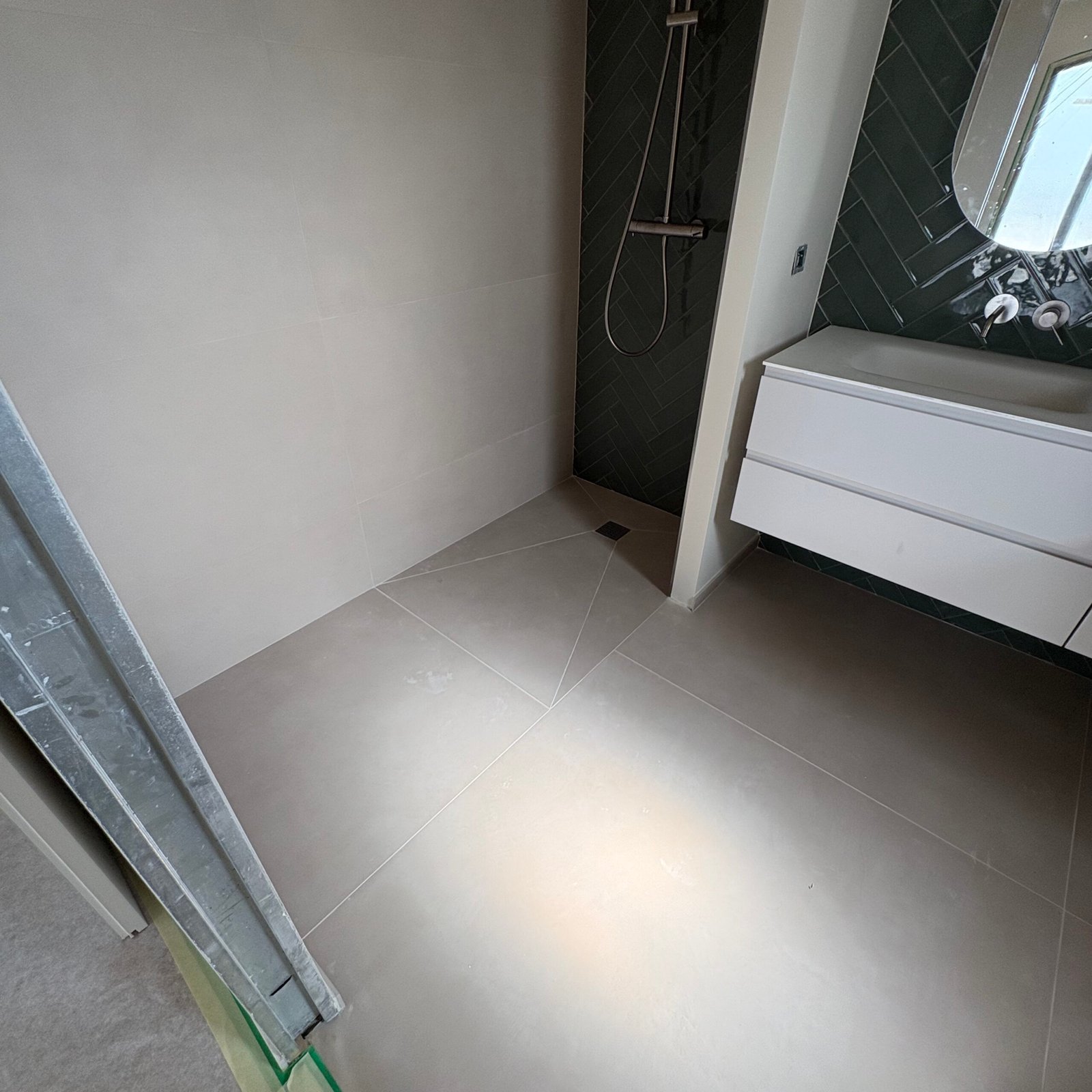 Salle de douche blanche