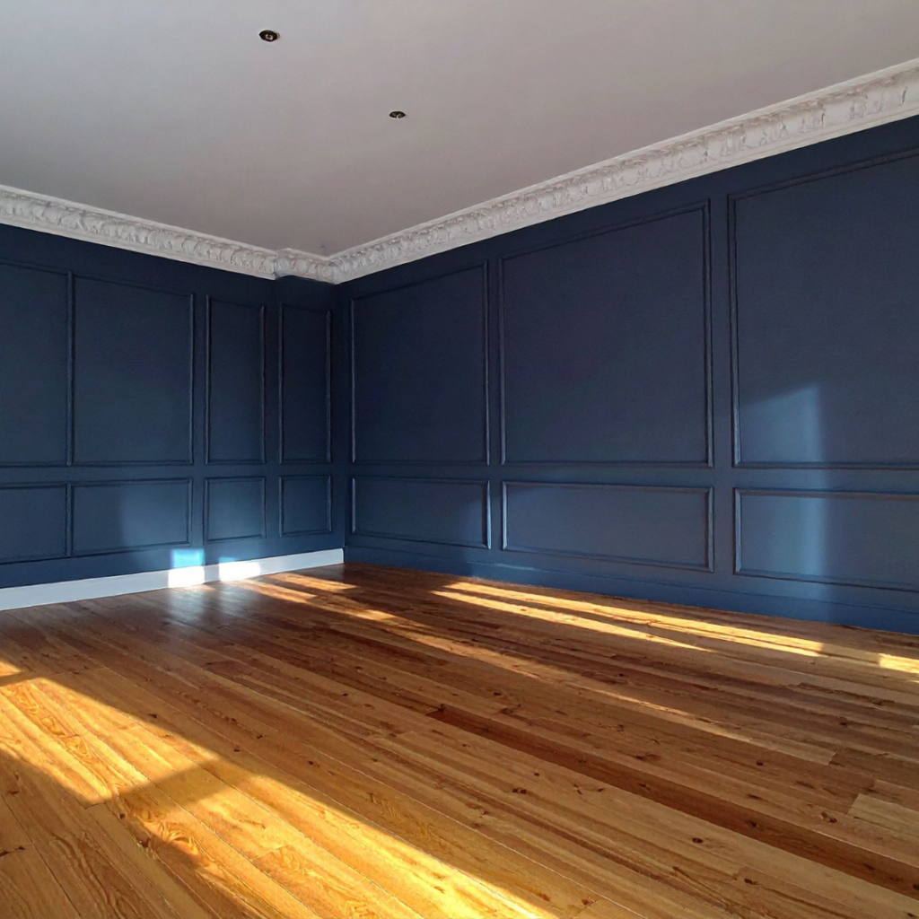 Boiseries murales peintes en bleu nuit