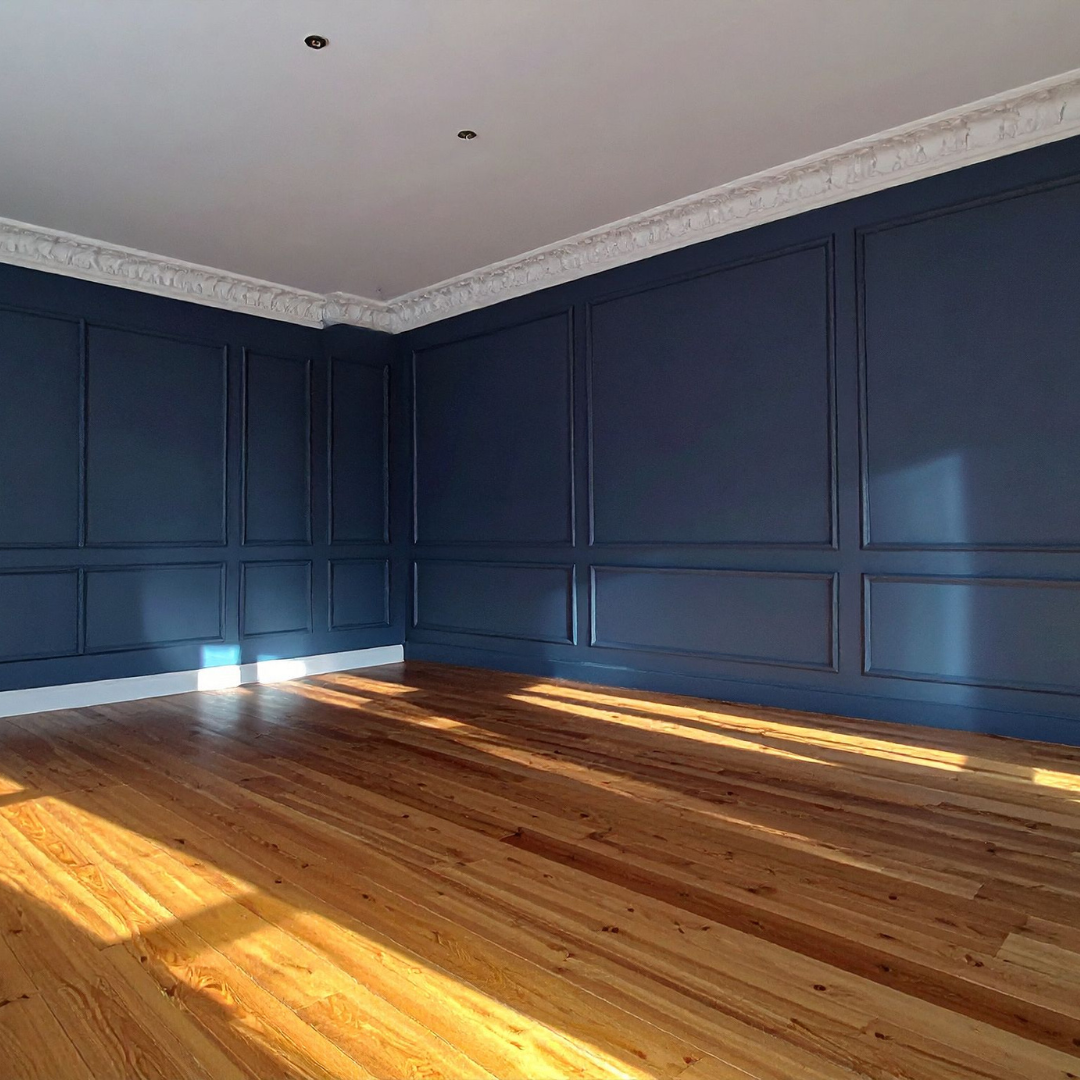 Boiseries murales peintes en bleu nuit