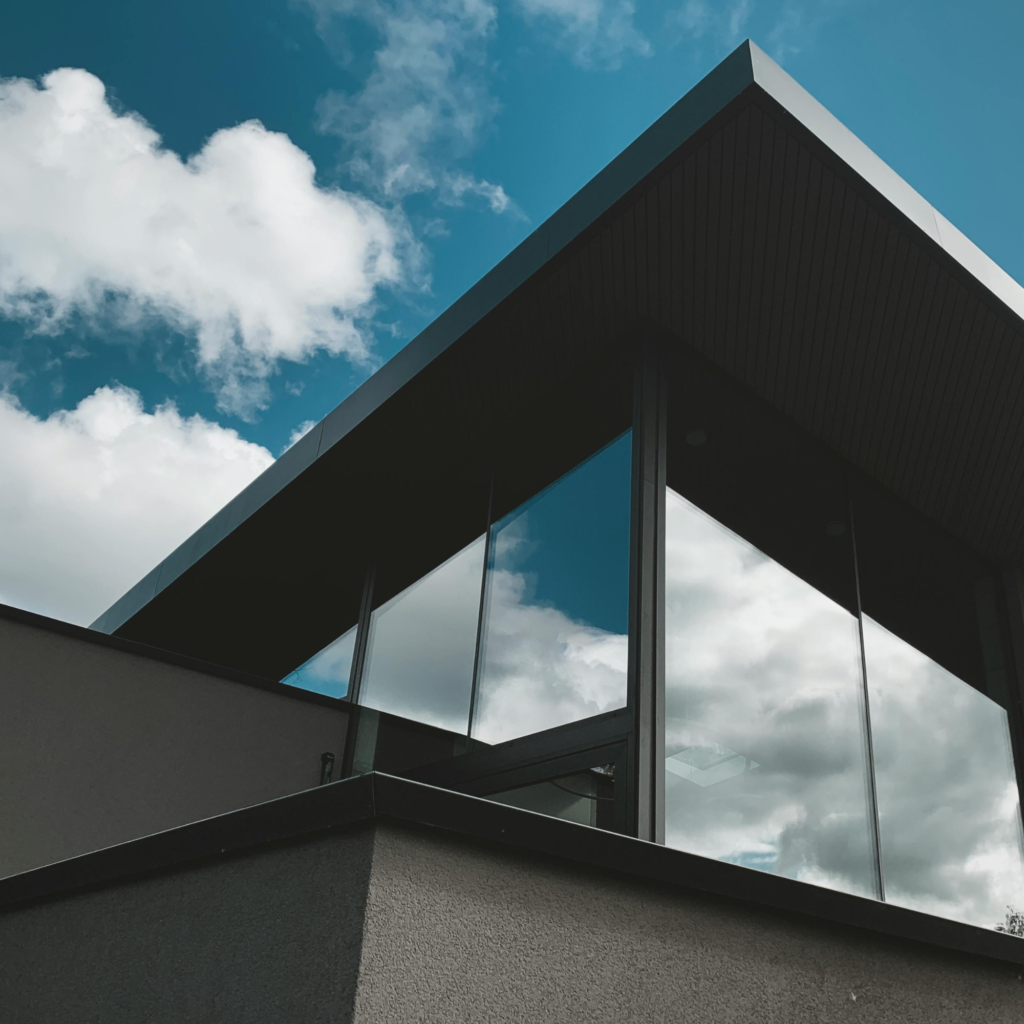 Façade moderne et débords de toit