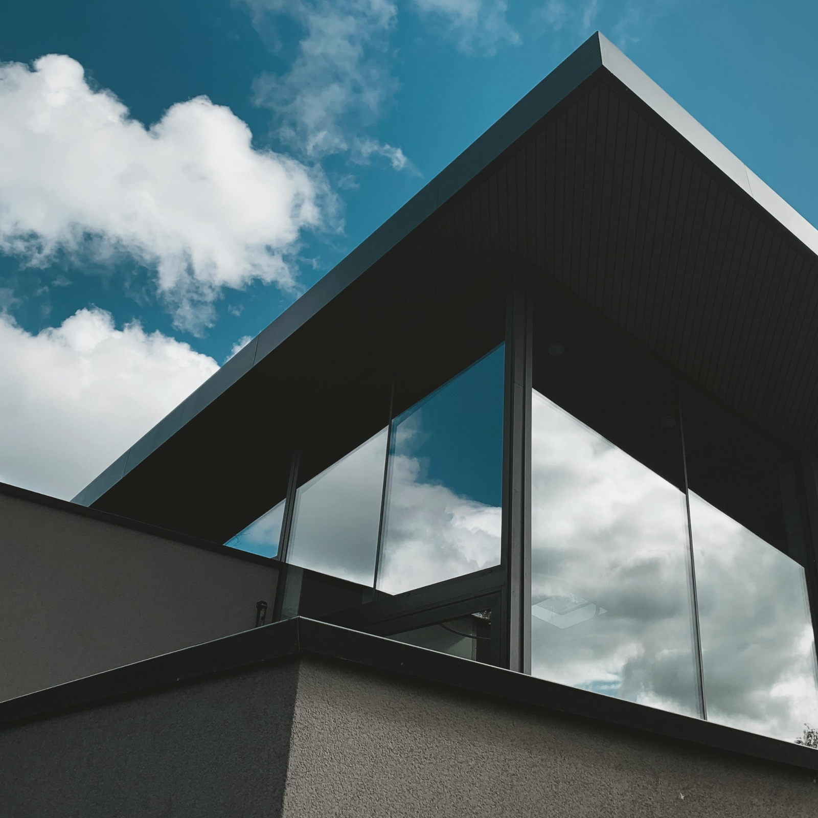 Façade moderne et débords de toit