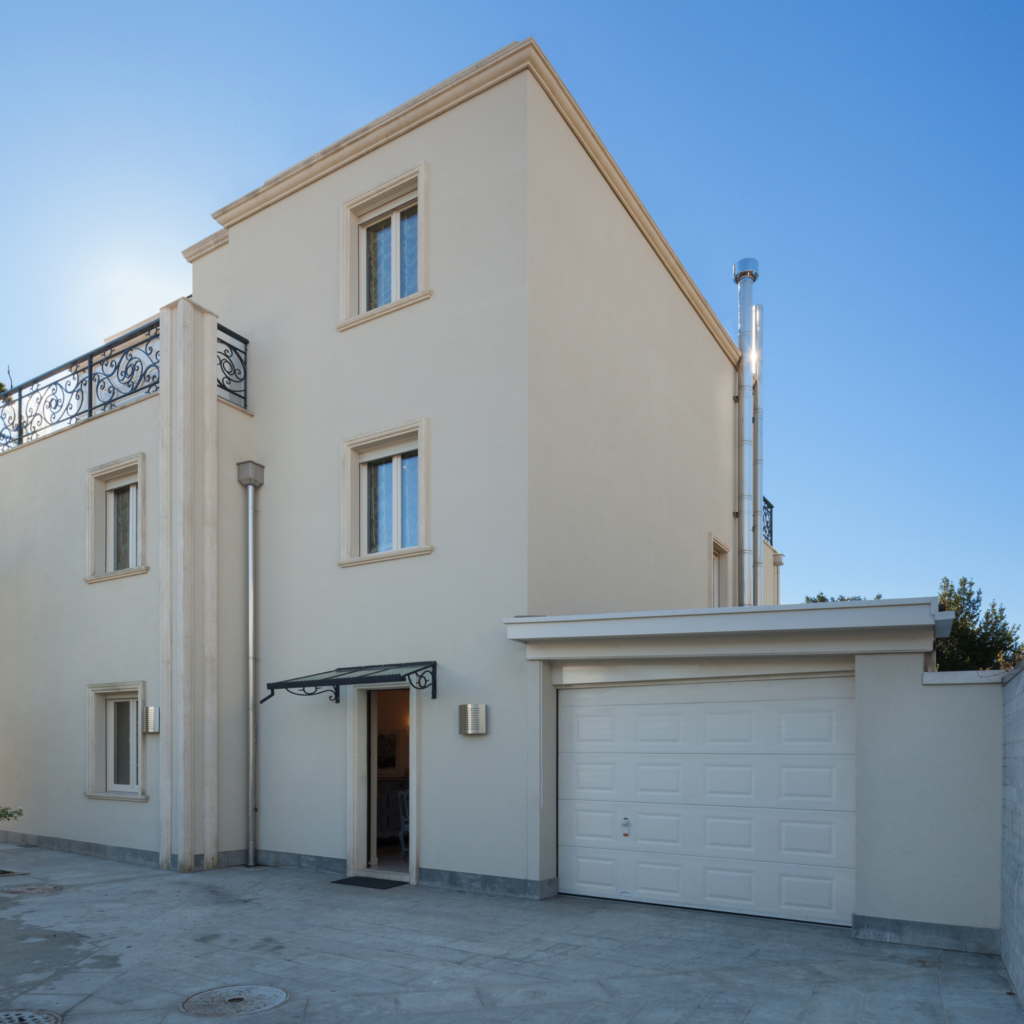 Façade de maison ravalée, teinte sable