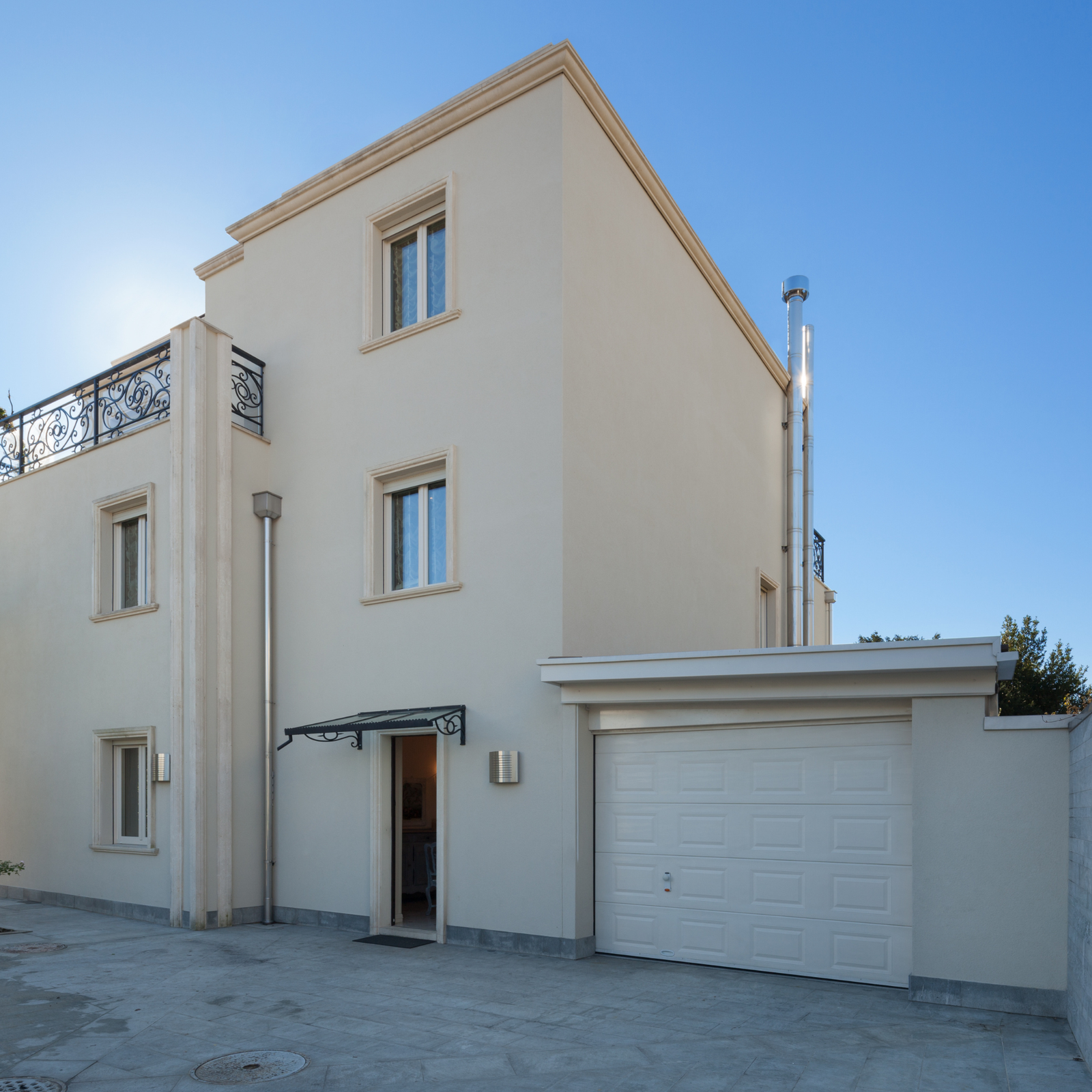 Façade de maison ravalée, teinte sable