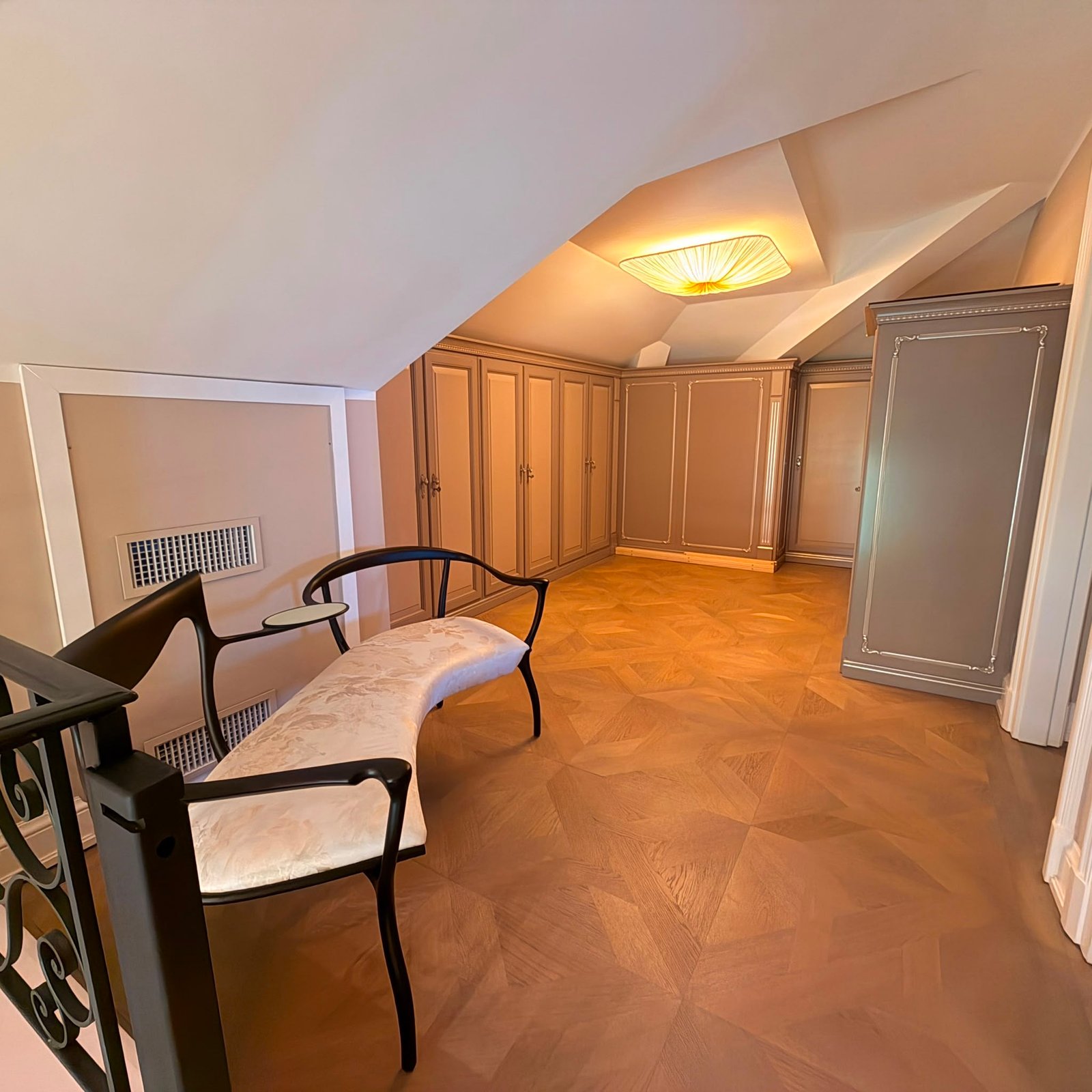 Entrée et boiseries d’escalier