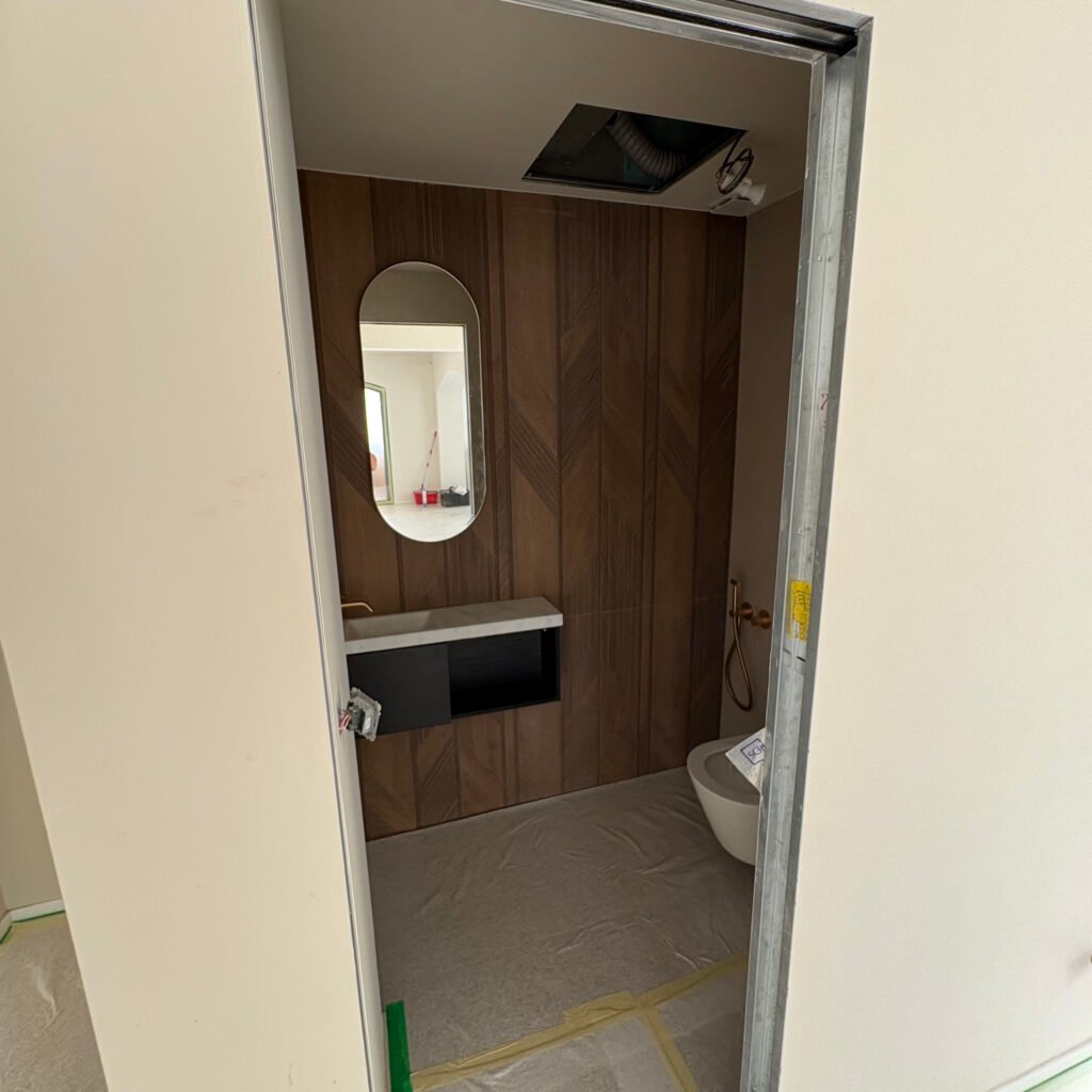 Salle d’eau aux tons bois