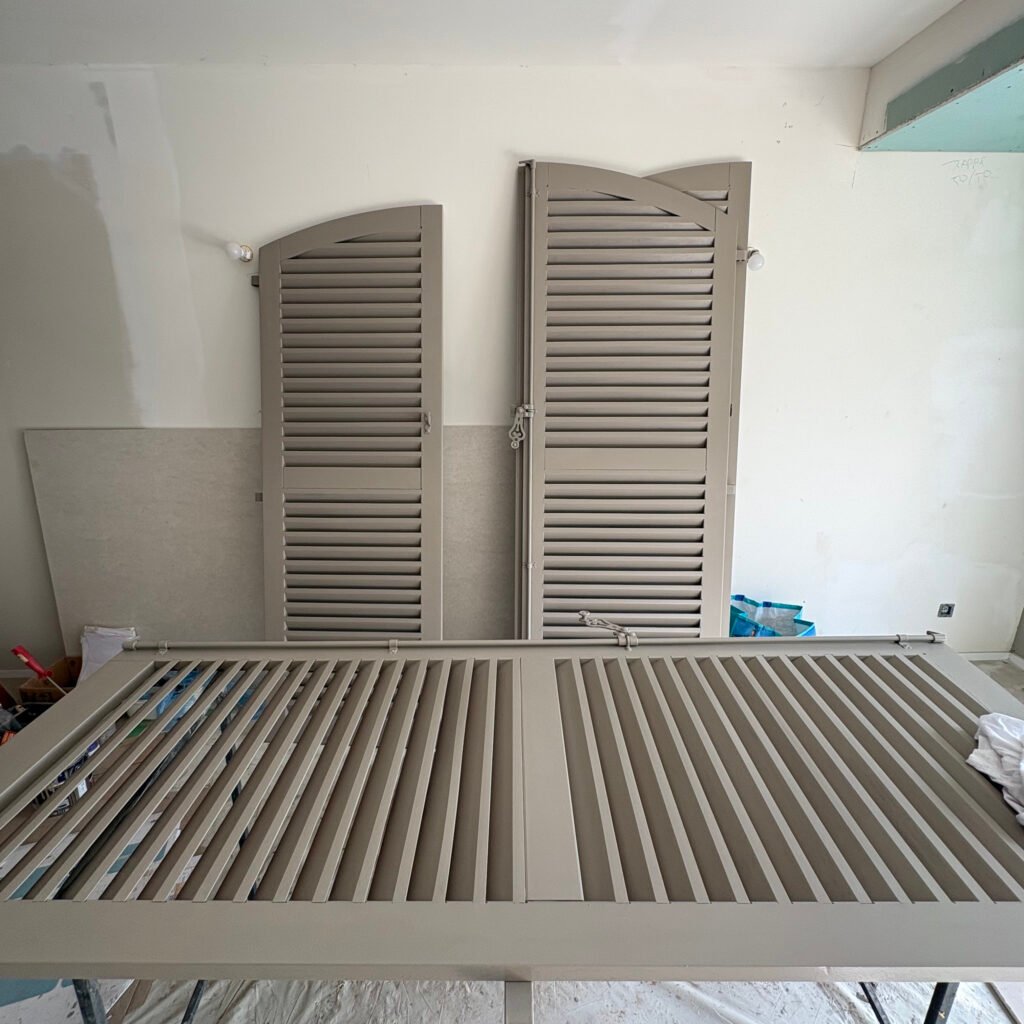 Volets persiennés en cours de remise en peinture