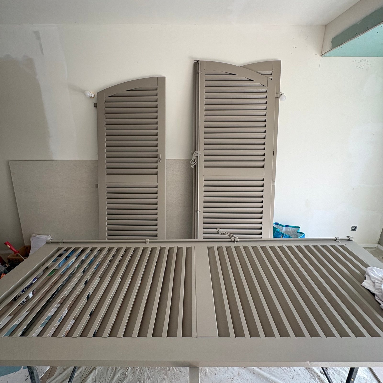 Volets persiennés en cours de remise en peinture
