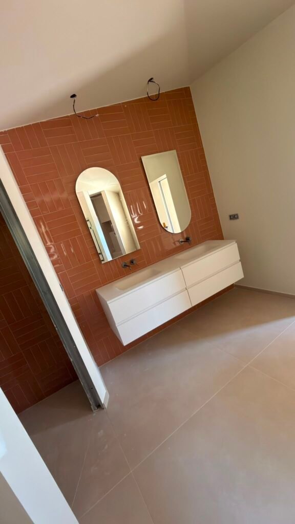 Salle de bain terracotta et murs clairs
